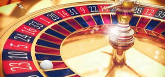 Layar live-dealer qqemas dengan blackjack dan dealer profesional di aplikasi mobile